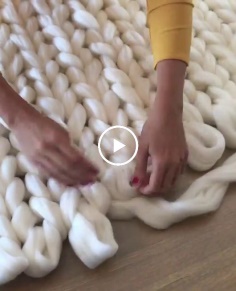 DIY Tutorial: knitting an XXL blanket with hands in ComfyWool merino wool